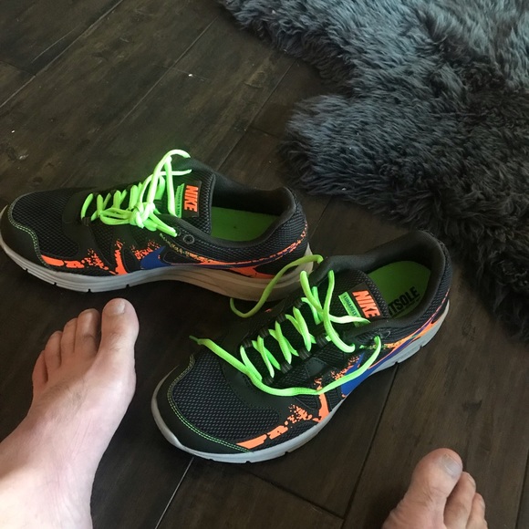 Easy used-NIKE sneakers! SIZE: 8.5-SUPER comfy. - Picture 5 of 5